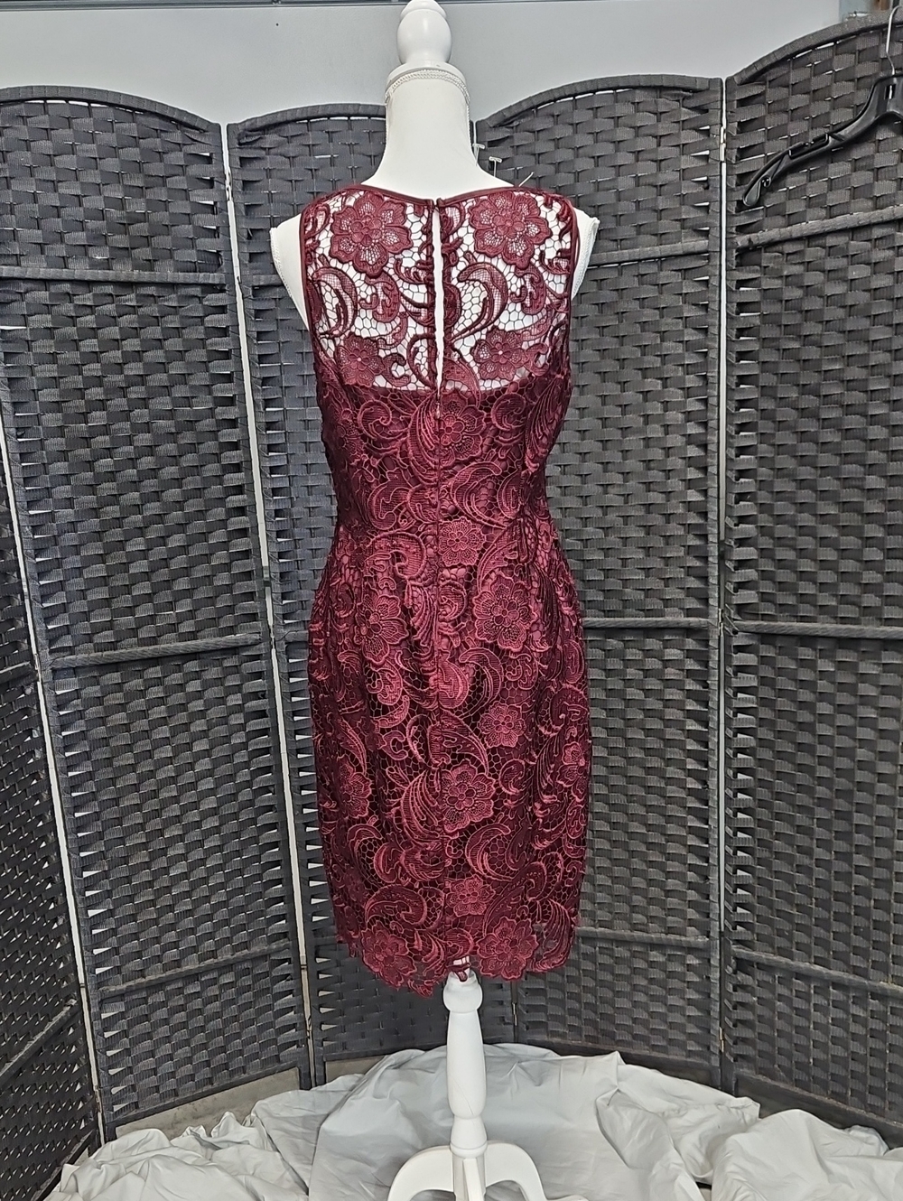 Sz 10 burgundy/wine Sleeveless Fully Lace Sheath Cocktail Dress by Adrianna Pape - Picture 8 of 13